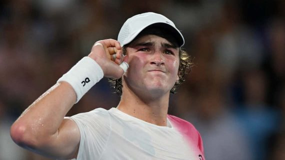 Joao Fonseca tras derrotar a Andrey Rublev en el Open de Australia 2025.
