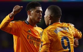 Bellingham felicita a Mbappé por su primer gol en Valladolid.
