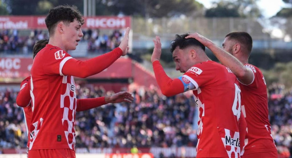 Krejci celebra un tanto con Arnau.