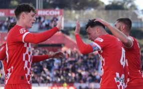 Krejci celebra un tanto con Arnau.