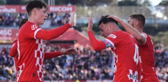 Krejci celebra un tanto con Arnau.