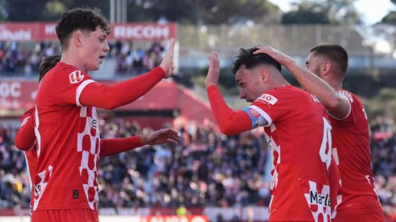 Krejci celebra un tanto con Arnau.