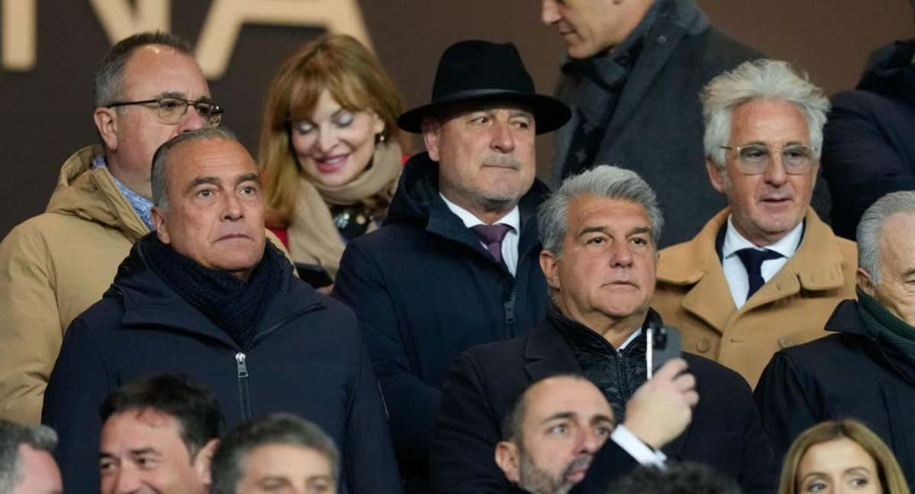 Laporta y Yuste en el palco de Montjuïc.