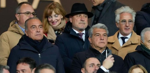 Laporta y Yuste en el palco de Montjuïc.