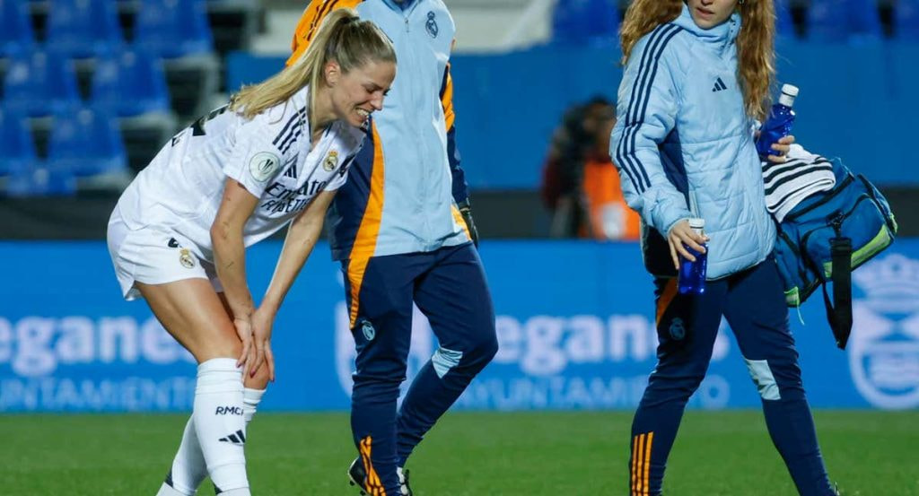 Melanie Leupolz abandonando el campo con dolor en la rodilla.