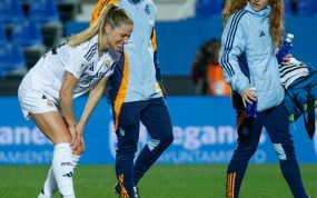 Melanie Leupolz abandonando el campo con dolor en la rodilla.