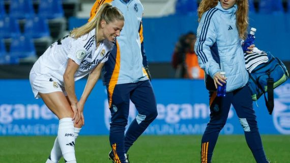 Melanie Leupolz abandonando el campo con dolor en la rodilla.
