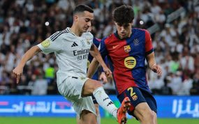 Lucas Vázquez conduce el balón ante la presencia de Cubarsí en el último Clásico.