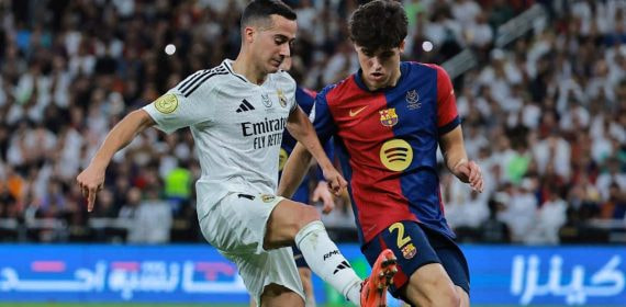 Lucas Vázquez conduce el balón ante la presencia de Cubarsí en el último Clásico.