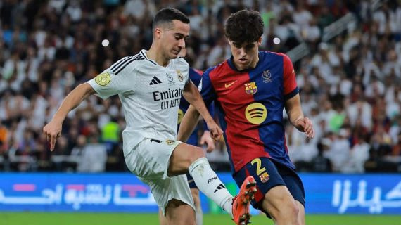 Lucas Vázquez conduce el balón ante la presencia de Cubarsí en el último Clásico.