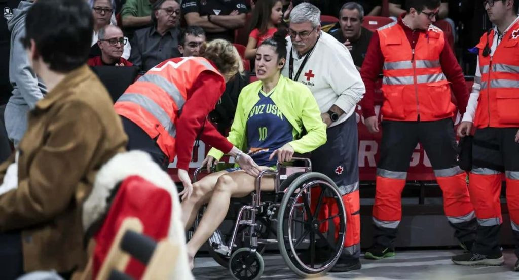 María Conde, lesionada, en silla de ruedas en el Príncipe Felipe.
