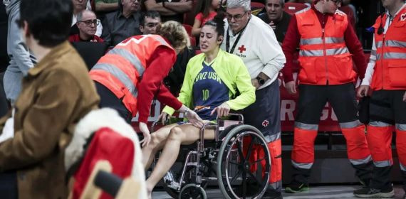 María Conde, lesionada, en silla de ruedas en el Príncipe Felipe.