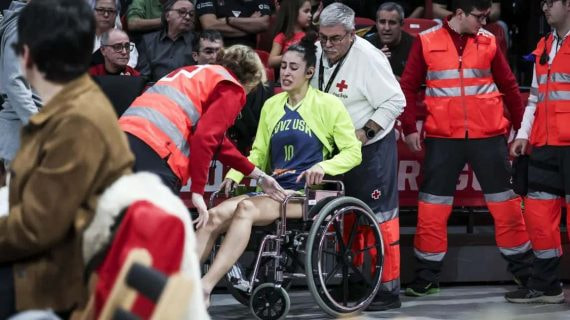 María Conde, lesionada, en silla de ruedas en el Príncipe Felipe.