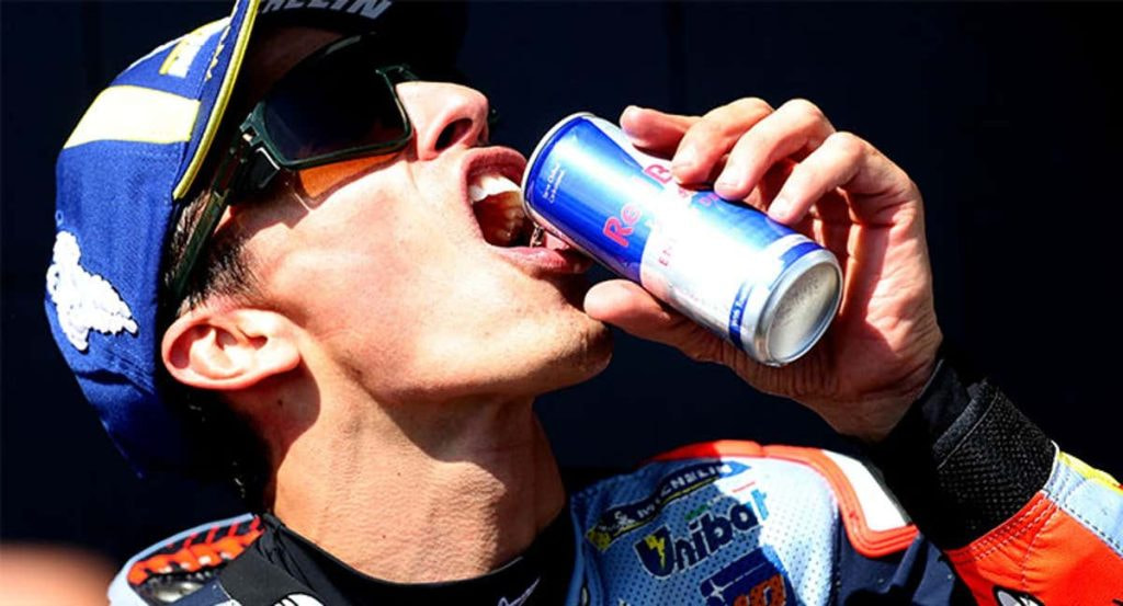 Marc Márquez con un Red Bull.