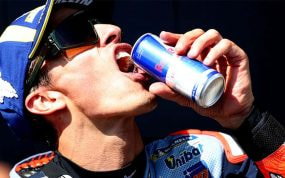 Marc Márquez con un Red Bull.