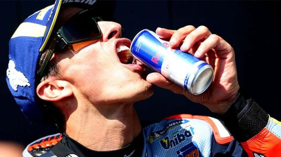 Marc Márquez con un Red Bull.