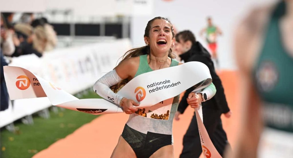 Marta García celebra su victoria en la San Silvestre Vallecana 2024.