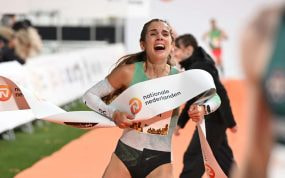 Marta García celebra su victoria en la San Silvestre Vallecana 2024.