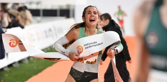 Marta García celebra su victoria en la San Silvestre Vallecana 2024.