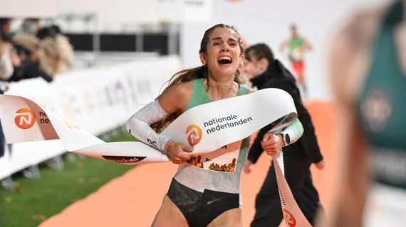 Marta García celebra su victoria en la San Silvestre Vallecana 2024.
