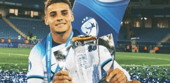 Max Aarons tras ganar el Europeo sub-21.