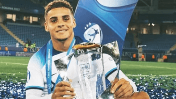 Max Aarons tras ganar el Europeo sub-21.