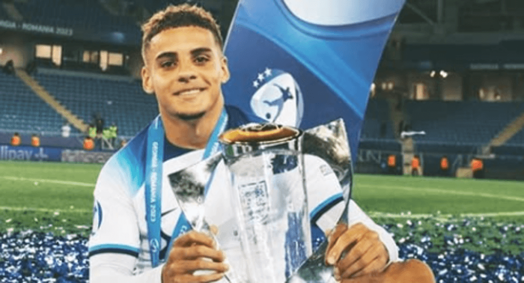 Max Aarons tras ganar el Europeo sub-21.