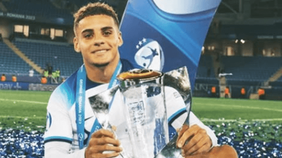 Max Aarons tras ganar el Europeo sub-21.