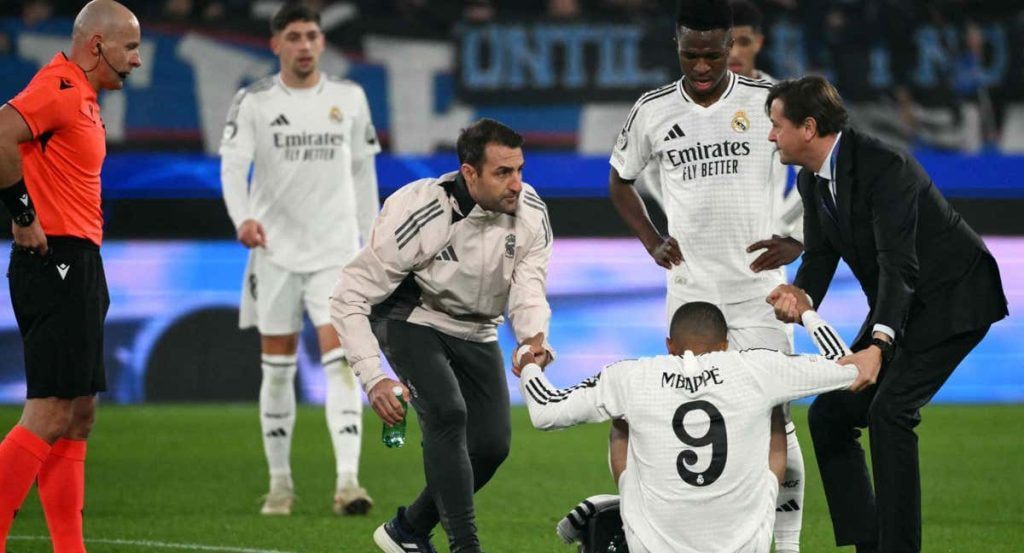 Médicos del Real Madrid ayudan a levantarse a Kylian Mbappé.