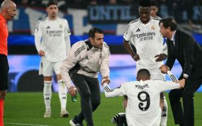 Médicos del Real Madrid ayudan a levantarse a Kylian Mbappé.