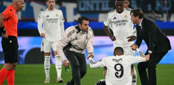 Médicos del Real Madrid ayudan a levantarse a Kylian Mbappé.