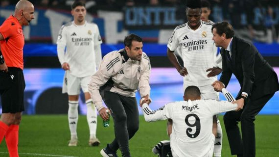 Médicos del Real Madrid ayudan a levantarse a Kylian Mbappé.