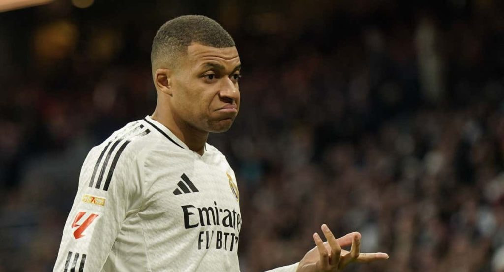 Mbappé no da crédito con el gol anulado.