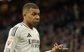 Mbappé no da crédito con el gol anulado.