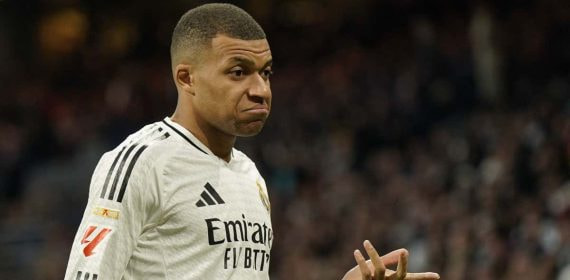 Mbappé no da crédito con el gol anulado.