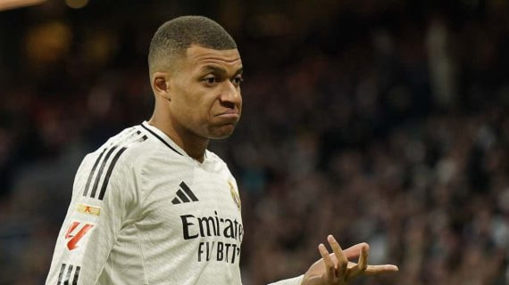 Mbappé no da crédito con el gol anulado.