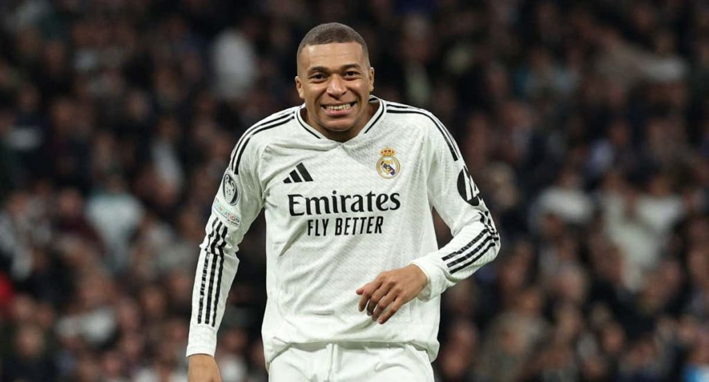 Mbappé se encoge de hombros durante el partido ante el Salzburgo.