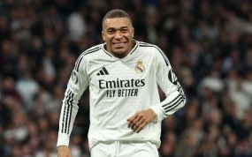 Mbappé se encoge de hombros durante el partido ante el Salzburgo.