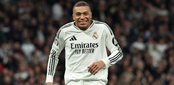 Mbappé se encoge de hombros durante el partido ante el Salzburgo.