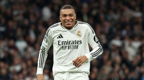 Mbappé se encoge de hombros durante el partido ante el Salzburgo.
