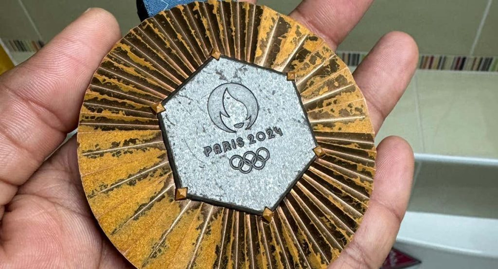 Estado de la medalla que mostró el nadador francés Yohann Ndoye Brouard.