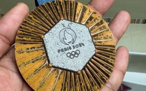 Estado de la medalla que mostró el nadador francés Yohann Ndoye Brouard.