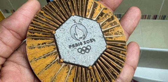 Estado de la medalla que mostró el nadador francés Yohann Ndoye Brouard.