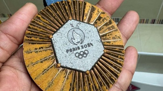 Estado de la medalla que mostró el nadador francés Yohann Ndoye Brouard.