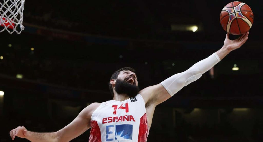 Nikola Mirotic captura un rebote con la Selección española.