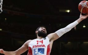 Nikola Mirotic captura un rebote con la Selección española.