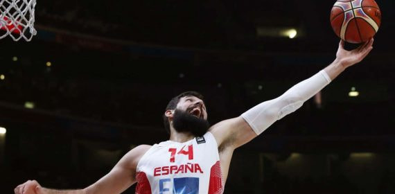 Nikola Mirotic captura un rebote con la Selección española.