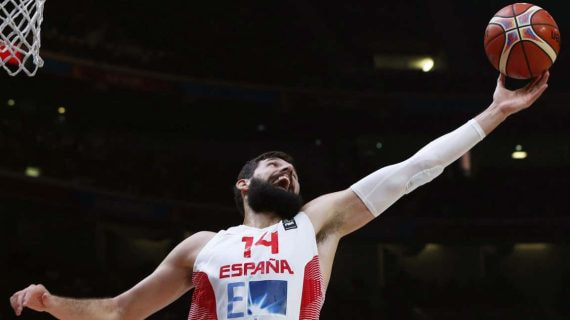 Nikola Mirotic captura un rebote con la Selección española.