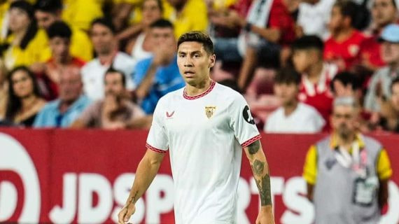 Montiel durante un partido con el Sevilla.