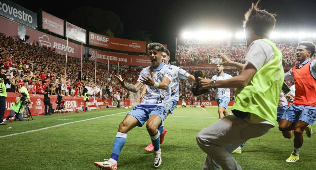 Los jugadores del Málaga celebran uno de los goles que le dieron el ascenso.